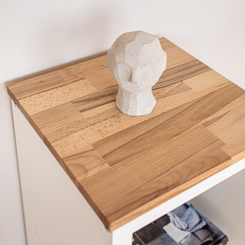 Eine Massivholzplatte liegt auf einem 1 Fach breiten Kallax Regal von IKEA. Auf der Platte steht eine Deko-Figur.