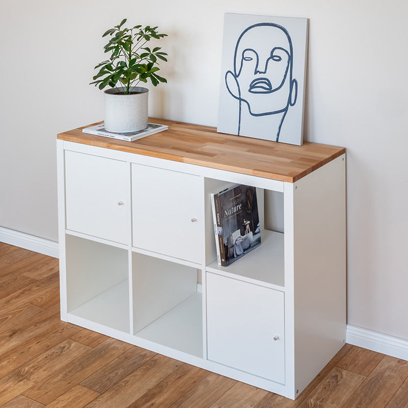 Ein 3er Kallax Regal wurde mit einer Vollholzplatte aus Buche gepimpt.