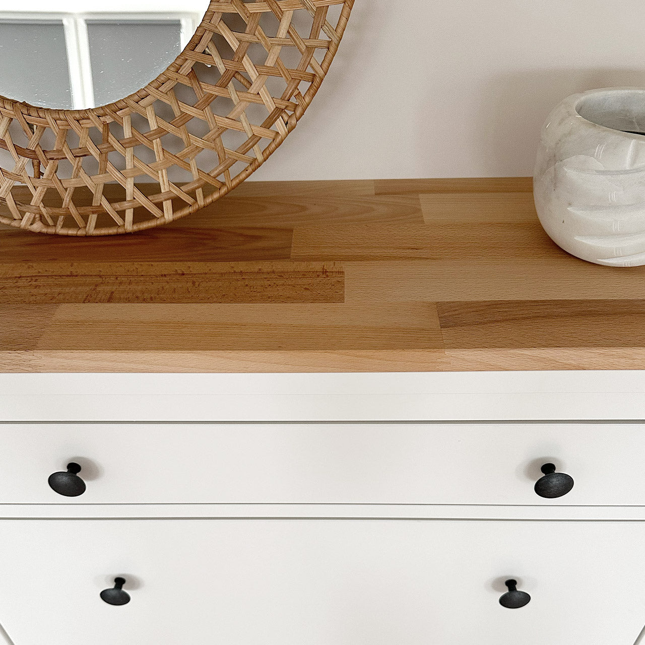 Nahansicht von einer Holzplatte aus natur belassenem Buchenholz, die passgenau auf einem Hemnes Schuhschrank von Ikea liegt.