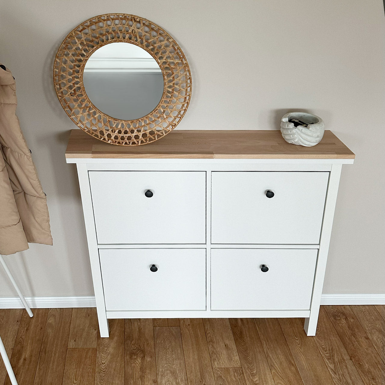 Hemnes Schuhschrank mit natubelassener Holzplatte und Dekoobjekten (Spiegel und Schale)