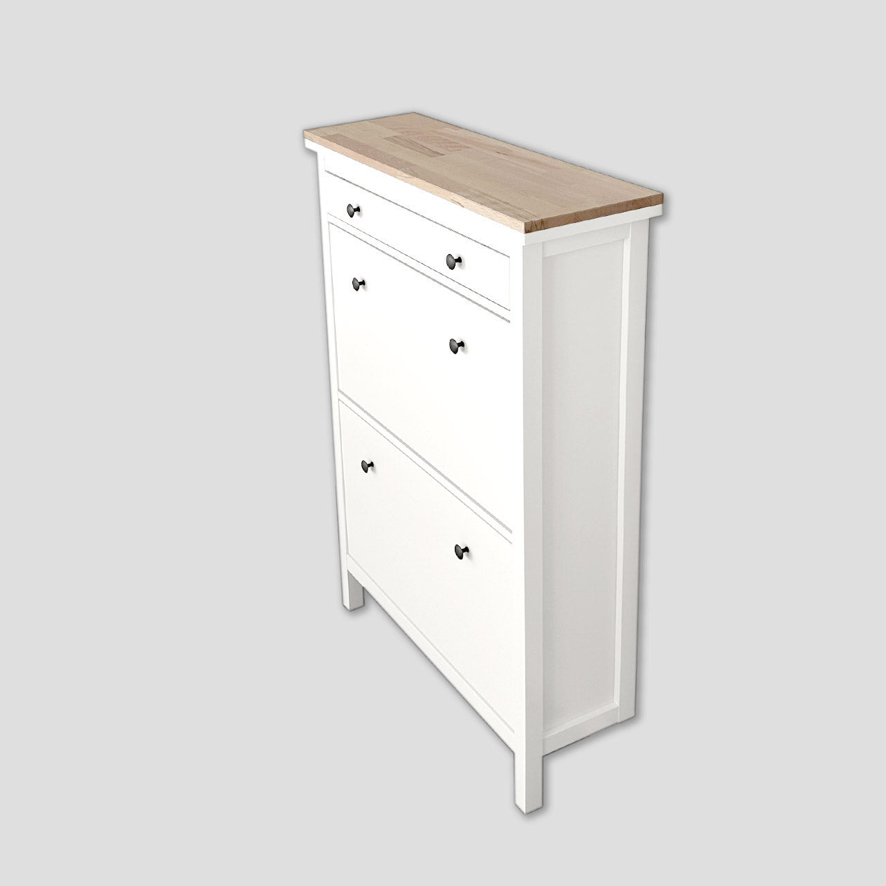 Eine natur belassene Holzplatte aus Buchenholz liegt auf einem weißen Ikea Hemnes Schuhschrank
