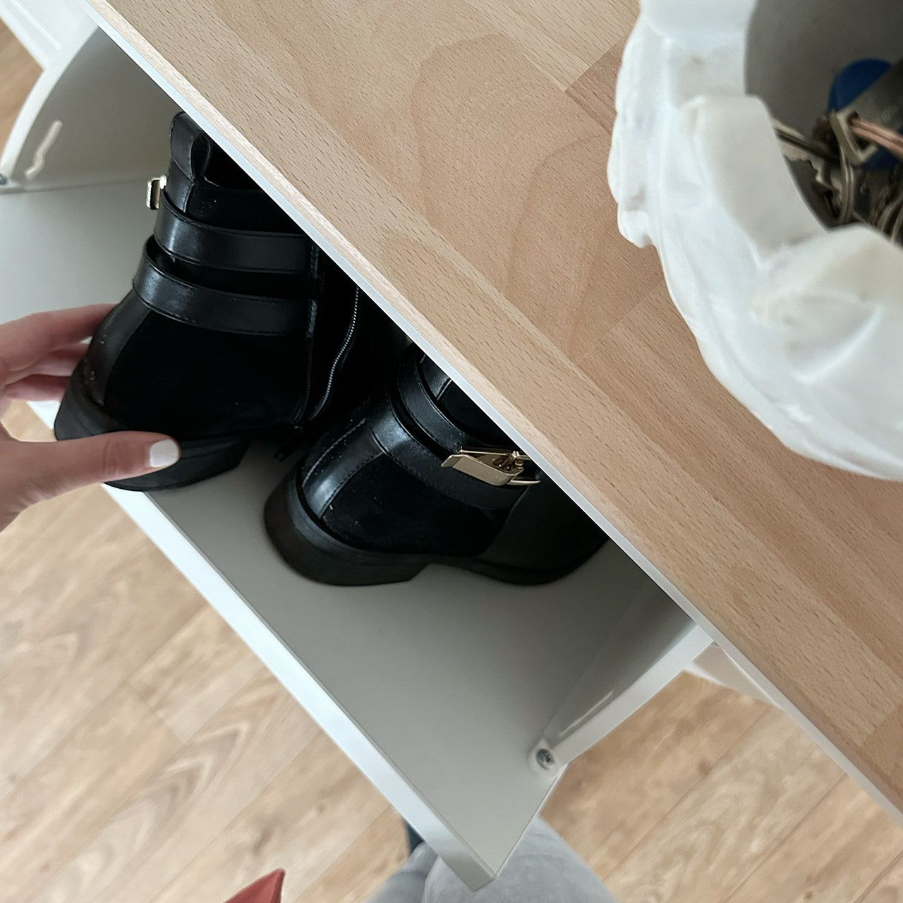 Nahaufnahme des Hemnes Schuhschrankes mit Deckplatte aus ungeöltem Holz