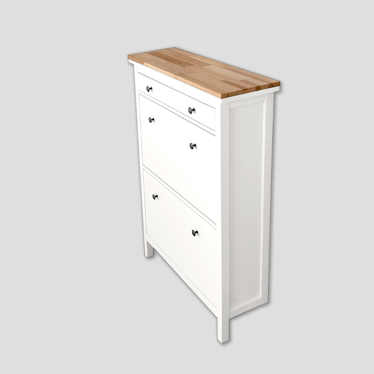 Auf einem weißen Ikea Hemnes Schuhschrank liegt eine geölte Holzplatte aus Buchenholz.