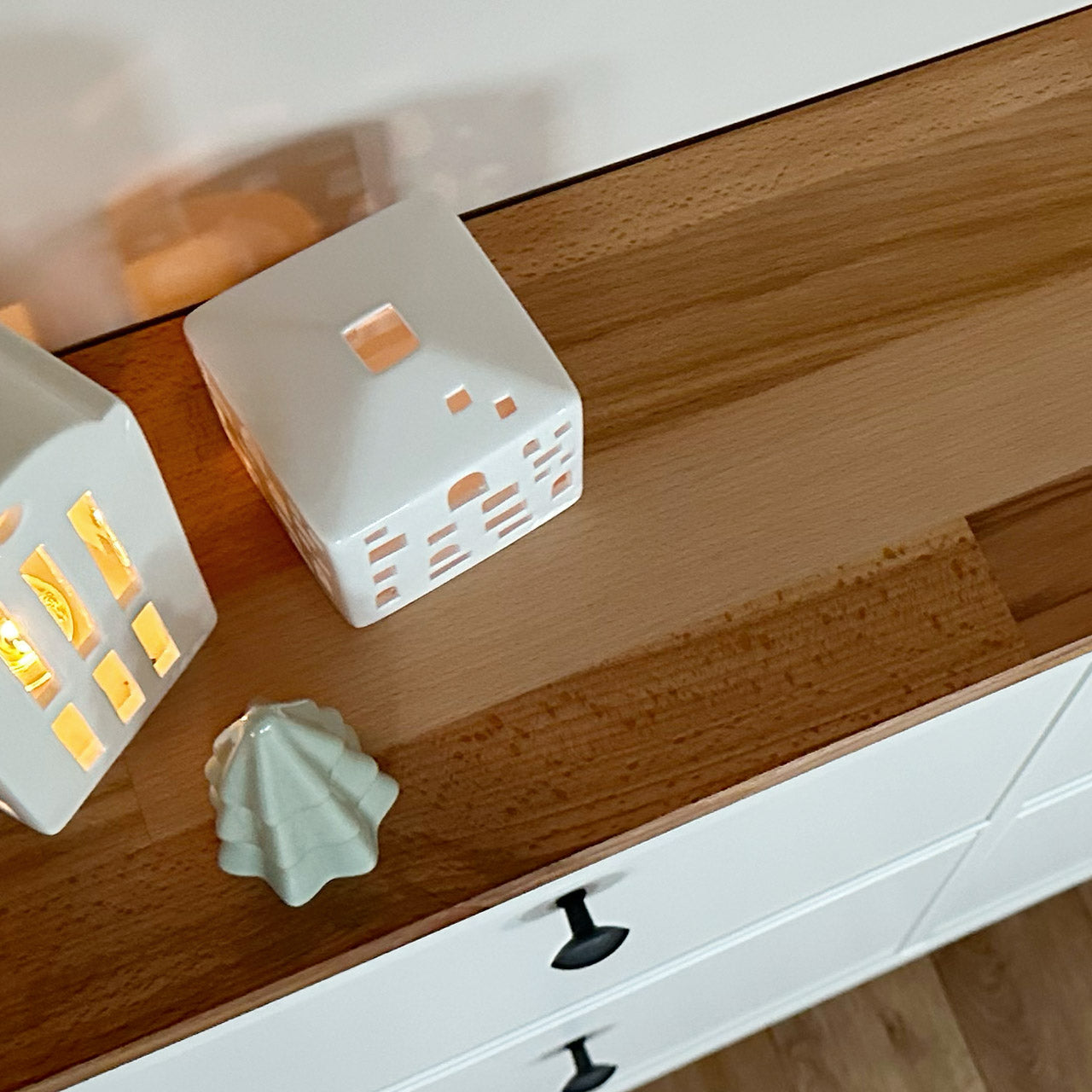 IKEA Hemnes Holzplatte für den Schuhschrank mit Weihnachtsdeko