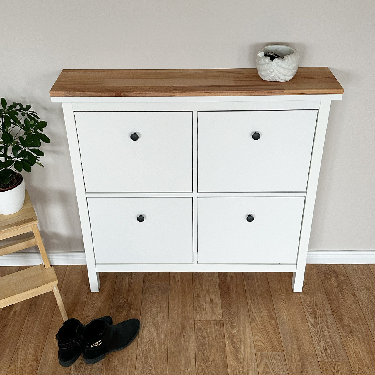 IKEA Hemnes Schuhschrank mit 4 Fächern und einer geölten Holzplatte