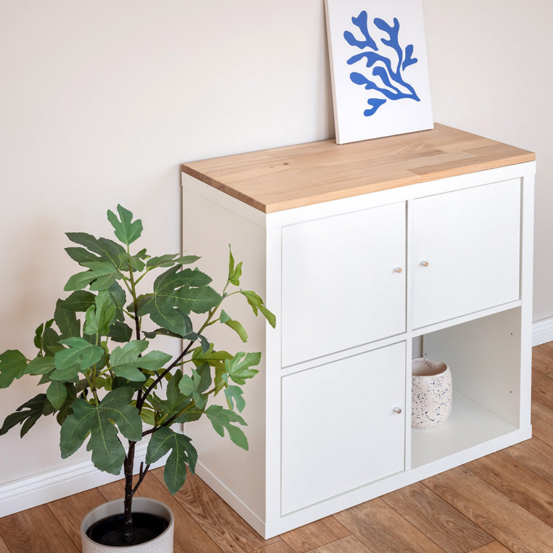 Ein Kallax Regal als Schrank: Schrägansicht des 2-er Kallax Regals mit 3 Türen und einer naturbelassenen, passgenauen Deckplatte aus Buchenholz