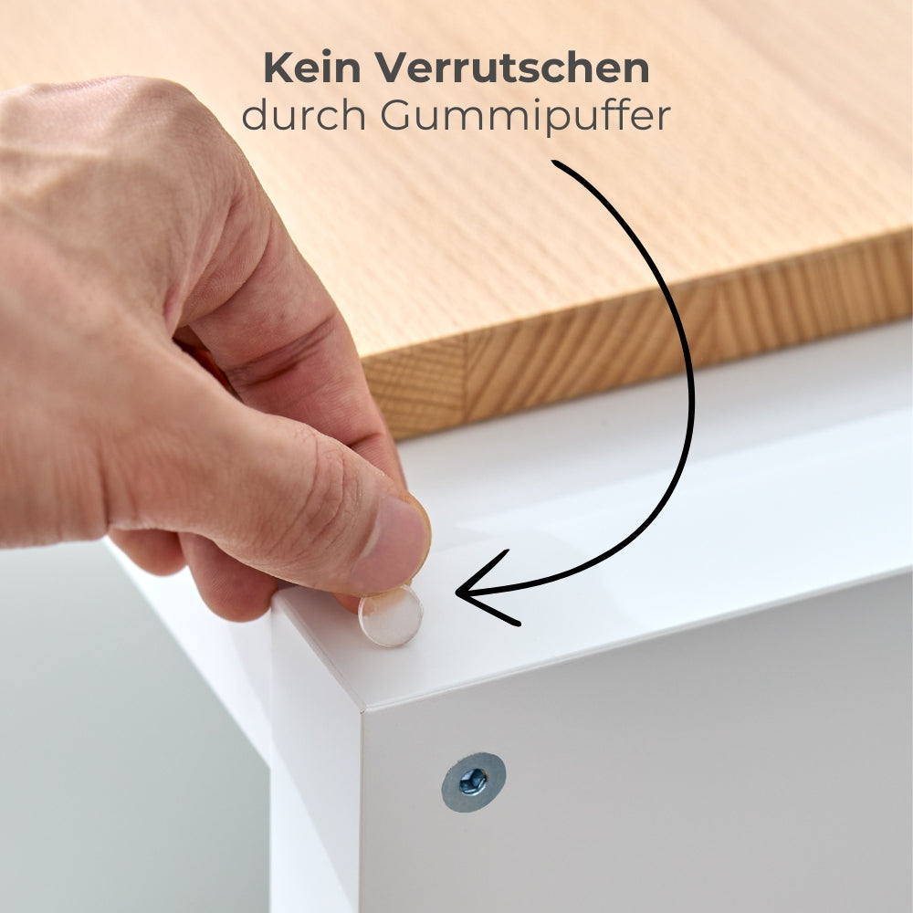Detailansicht von einem Gummipuffer, der auf einem Kallax Regal klebt, um das Verrutschen der Deckplatte zu verhindern.