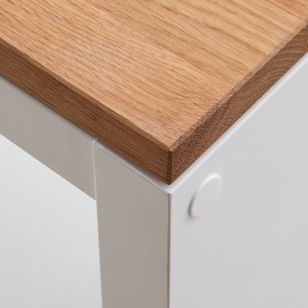 Geölte Holzplatte aus Eiche auf einem weißen Kallax Regal von IKEA. Die Kante der Holzplatte ist gefast und die Oberfläche geschliffen.