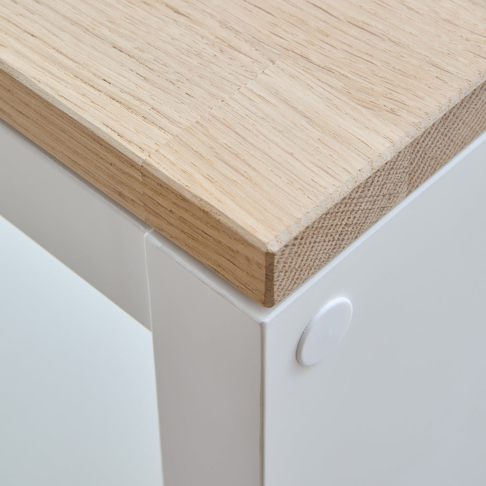 Detailansicht einer Ecke einer passgenauen Holzplatte aus Eiche auf einem weißen Kallax Regal von IKEA.