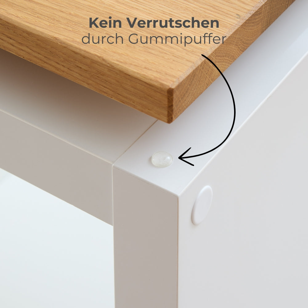 Detailansicht einer geölten Kallax Holzplatte aus Eiche, die mithilfe von Gummipuffern auf dem IKEA Regal aufgelegt wird.