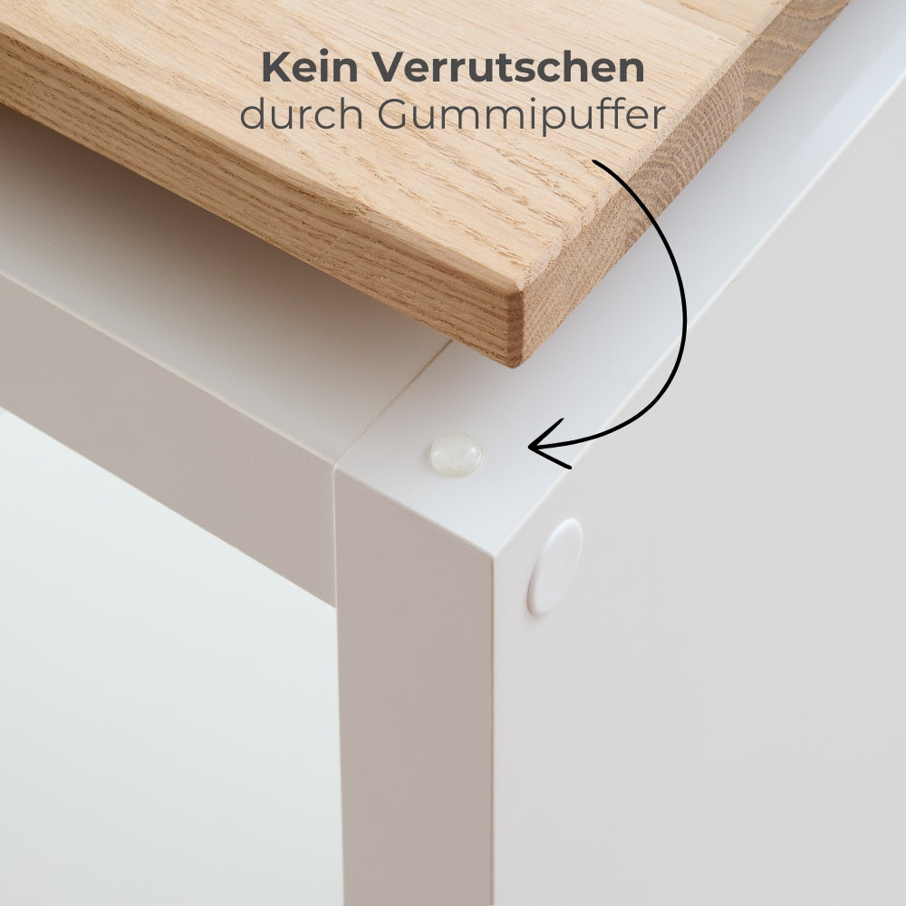 Detailansicht einer passgenauen Kallax Regal Holzplatte aus Eiche, die mithilfe von Gummipuffern auf dem IKEA-Regal aufgelegt wird.