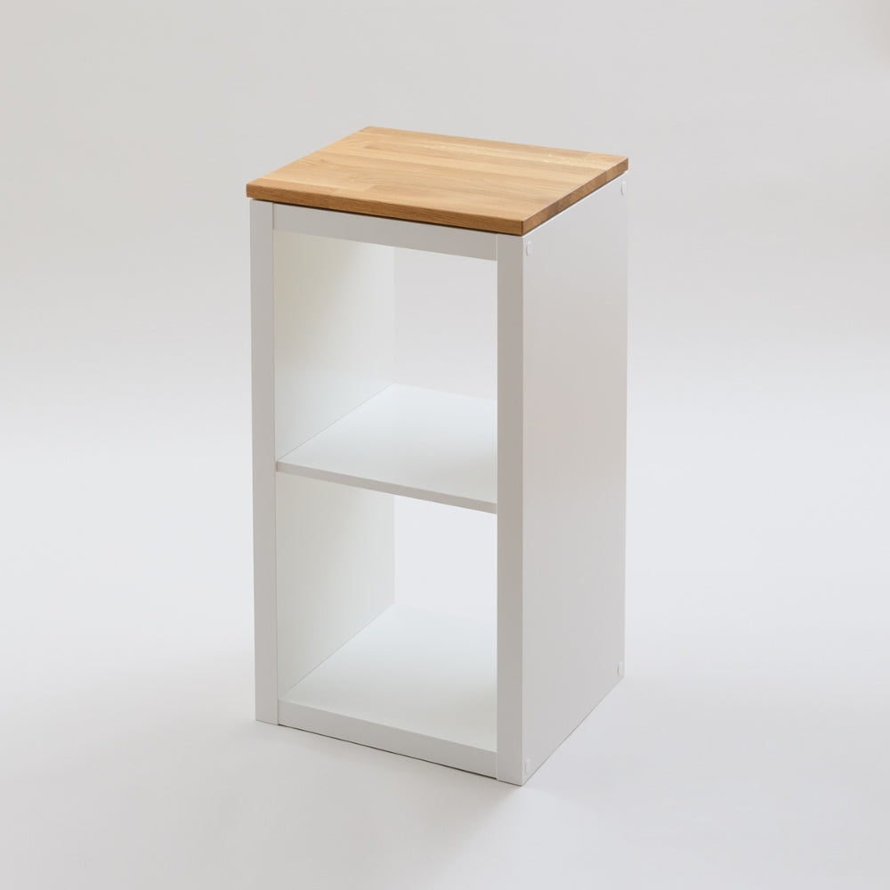 Ein weißes 2 Fach hohes IKEA Kallax Regal, auf dem eine Vollholzplatte aus Eichenholz liegt.