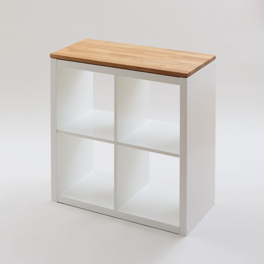 Weißes Kallax Regal von IKEA mit 3 Fächern Breite und passgenauer Vollholzplatte aus Eiche.