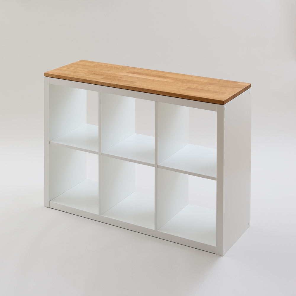 Weißes Kallax Regal von IKEA mit 3 Fächern Breite und einer passgenauen Massivholzplatte aus geölter Eiche.