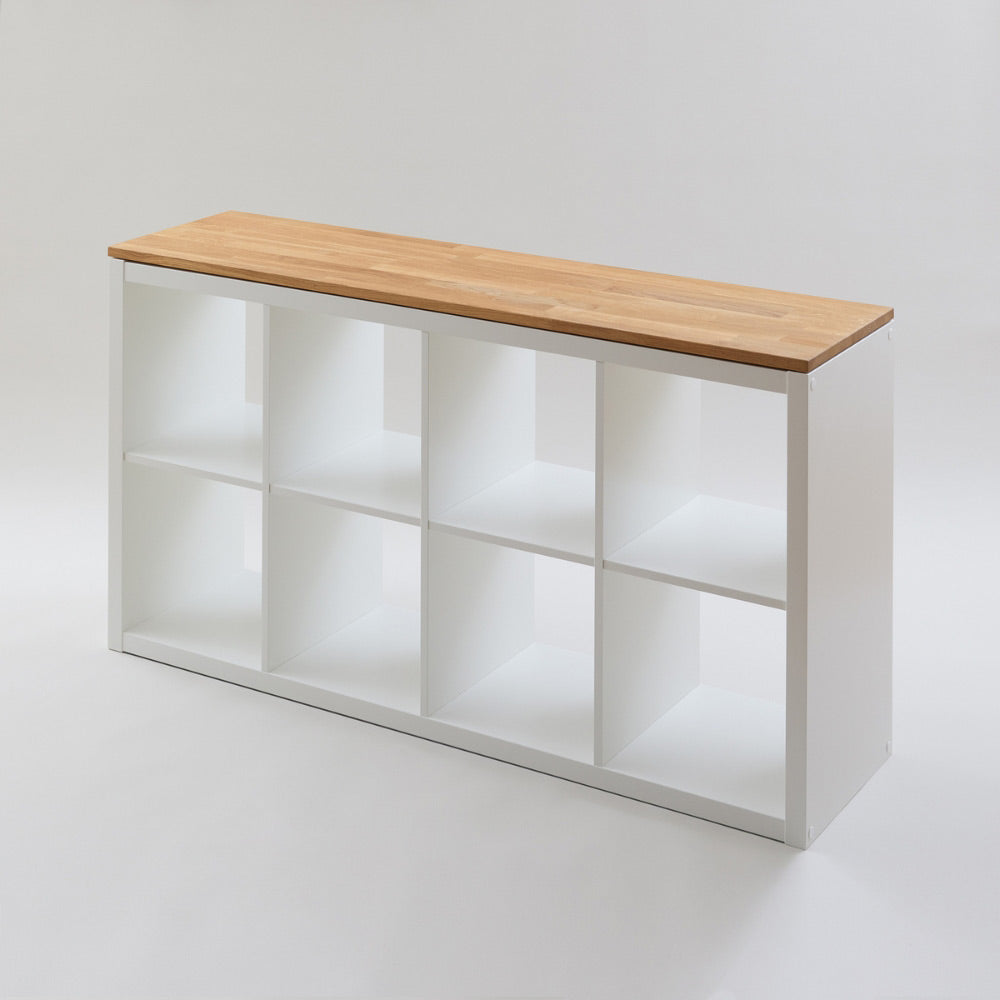 4er IKEA Kallax Regal in weiß, auf dem eine Vollholzplatte aus Eiche liegt.