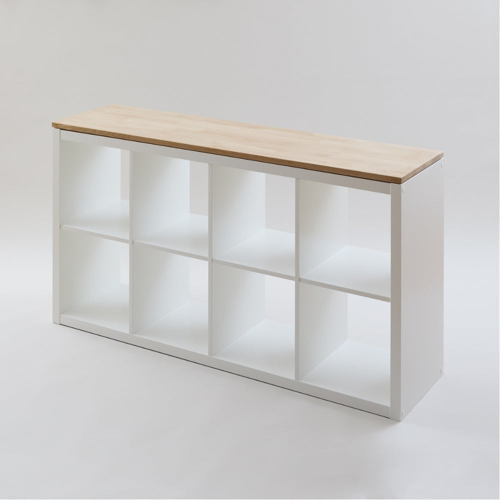 Holzplatte aus massiver Eiche auf einem weißen 4er Kallax Regal von IKEA.