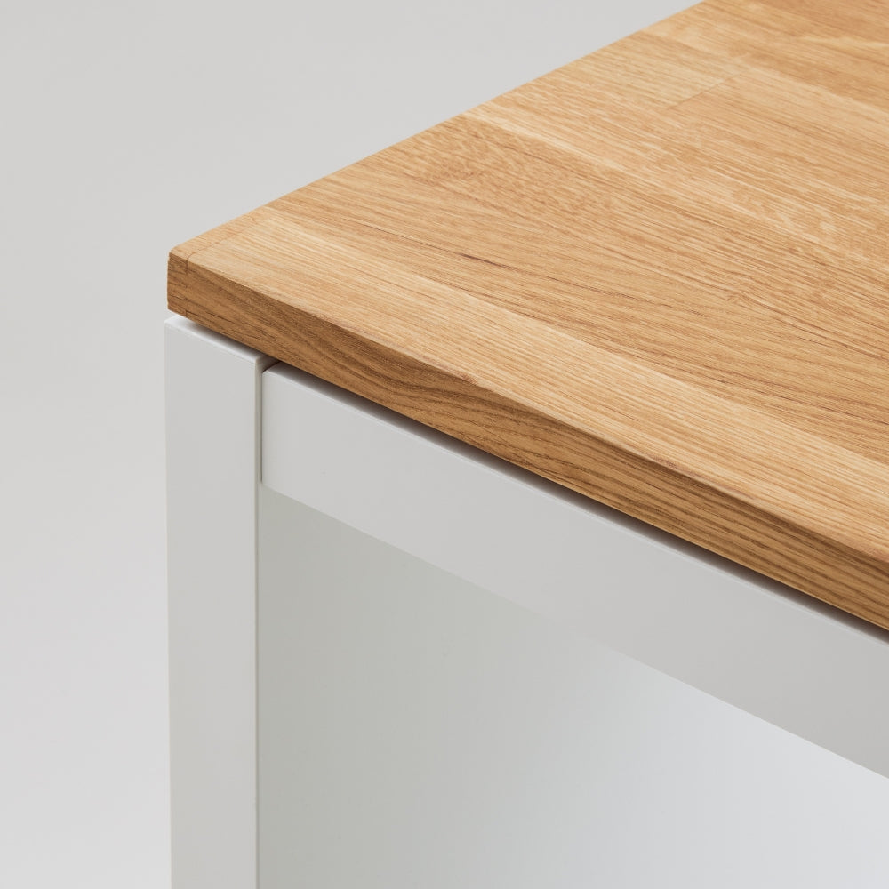 Detailaufnahme einer massiven Holzplatte fürs Kallax Regal von IKEA. Die Deckplatte aus Vollholz ist geölt.
