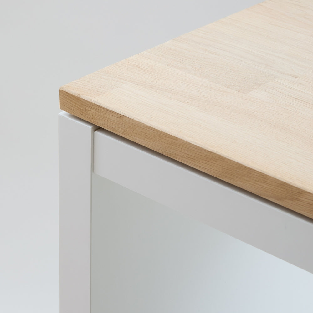 Detailansicht einer Massivholzplatte aus naturbelassener Eiche auf einem weißen Kallax Regal von IKEA.