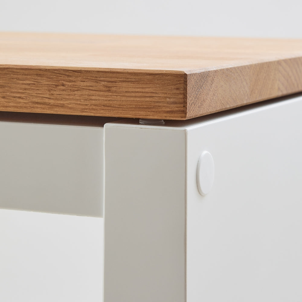 Geölte Massivholzplatte aus Eiche mit gefasten Kanten auf einem weißen Kallax Regal von IKEA.