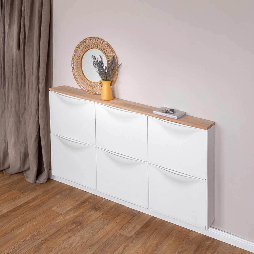 3 weiße IKEA Schuhschränke hängen nebeneinander an der Wand. Auf den Schränken liegt eine passgenaue Abdeckplatte aus Vollholz Buche.