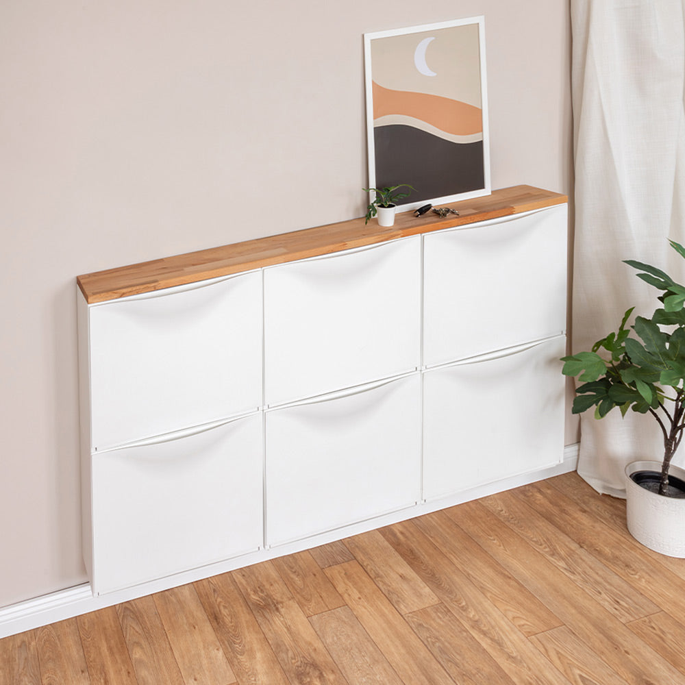 3 IKEA Schuhschränke in weiß hängen nebeneinander an der Wand. Auf den Schränken liegt eine maßgeschneiderte Massivholzplatte aus Buche.