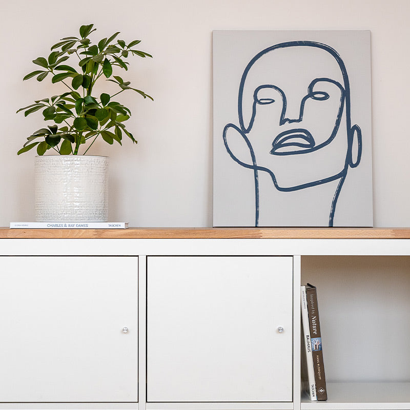 Eine Deckplatte aus Buchenholz liegt auf einem IKEA Kallax Regal.