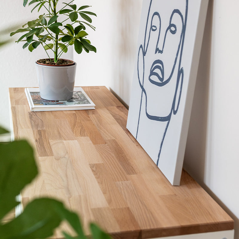 Detailansicht von einer Massivholzplatte aus Buche, die auf einem IKEA Kallax Regal liegt.