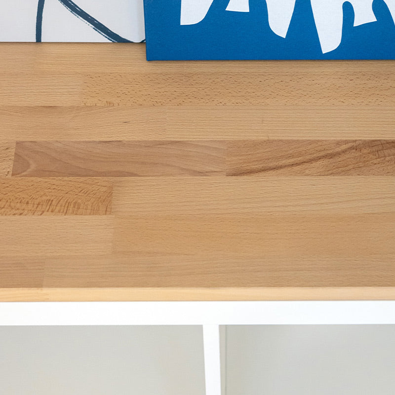 Detailansicht von einer Massivholzplatte aus Buche, die auf einem Kallax Regal liegt.
