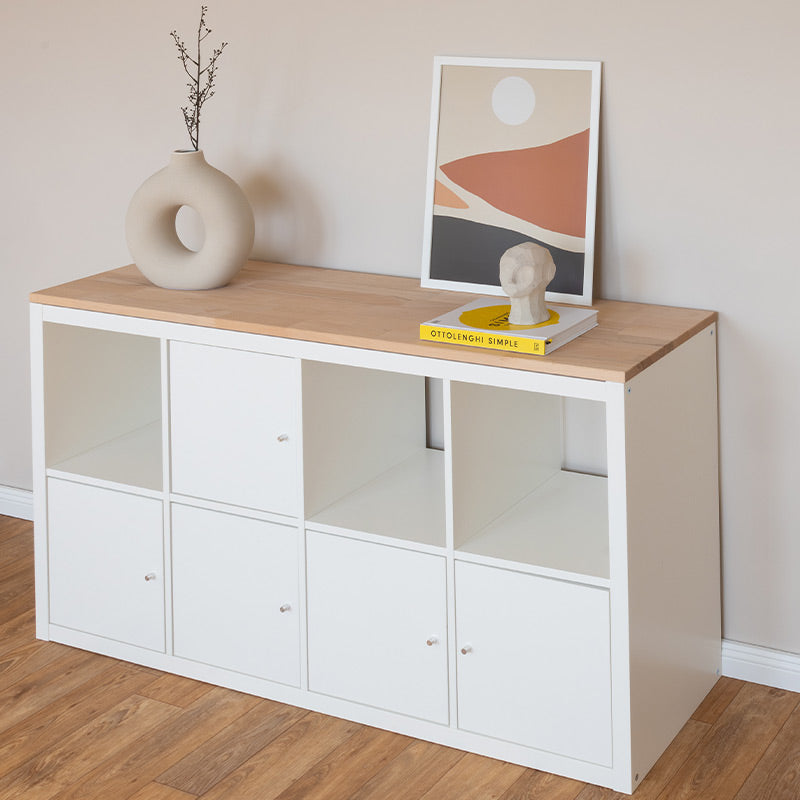 Weißes Kallax Regal mit Holzplatte als Sideboard und Dekoration