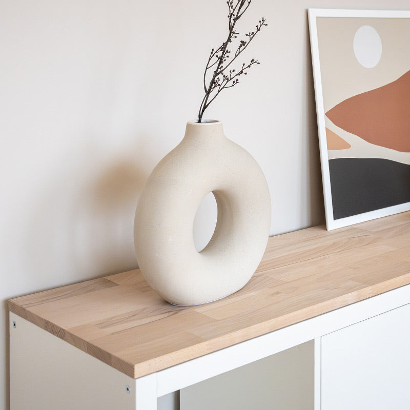 Nahansicht: Ecke einer Holzplatte für das IKEA Kallax Regal