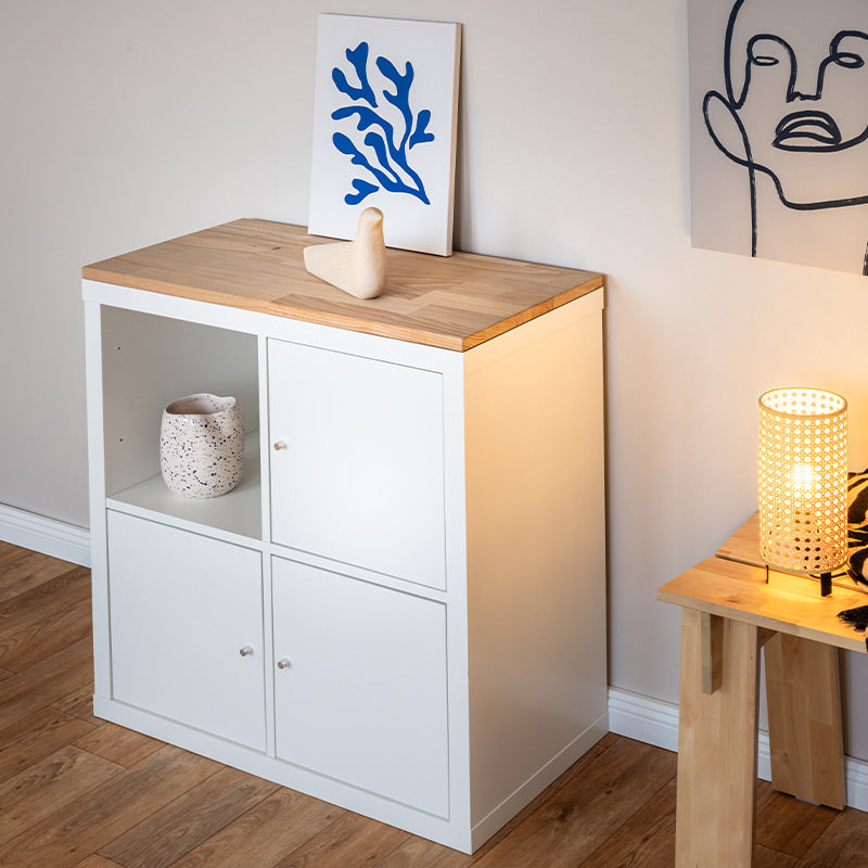 Weißes Sideboard aus 2x1 Kallax mit Holzplatte aus robustem Buchenholz und schönen Dekoobjekten