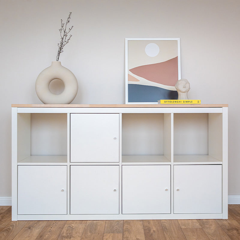 Horizontales 4er Kallax wird zum Lowboard: mit 5 Kallax Türen, Dekoelementen und massiver Holzplatte