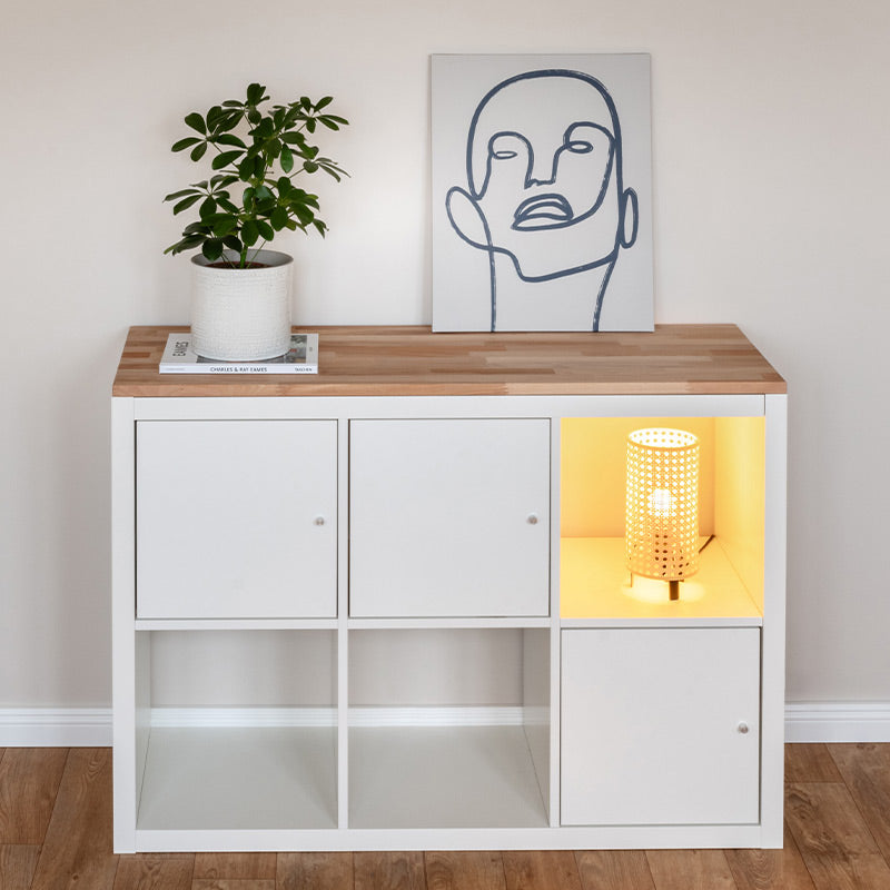 Frontansicht eines Kallax Sideboards mit 3 Türen, dekorativen Elementen und einer passgenauen Buchenholzplatte.