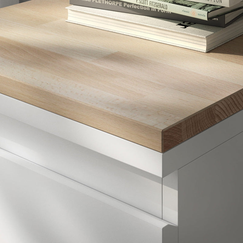 Detailaufnahme von Ikea Malm Nachttisch mit Holzplatte und Büchern