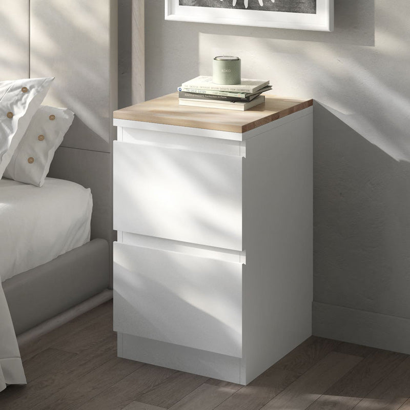 Nachttisch von Ikea im Schlafzimmer mit Dekoration und passender Holzplatte aus Buche