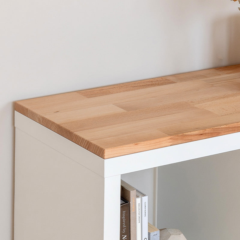 Detailansicht von einer Vollholzplatte, die auf einem weißen Kallax Regal von IKEA liegt.