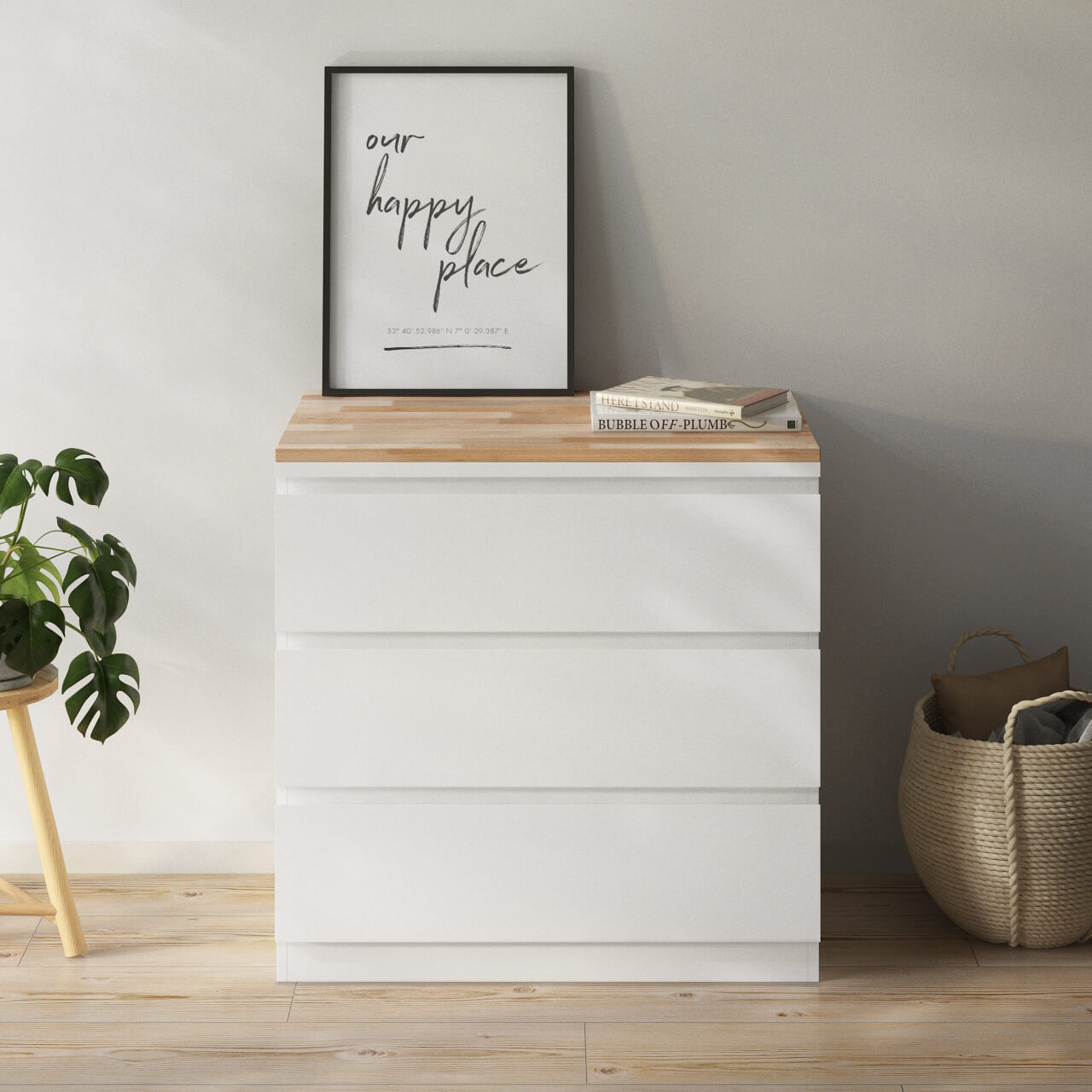 Ansicht Wohnraum mit Ikea Malm Kommode und Holzabdeckplatte aus Buche natur