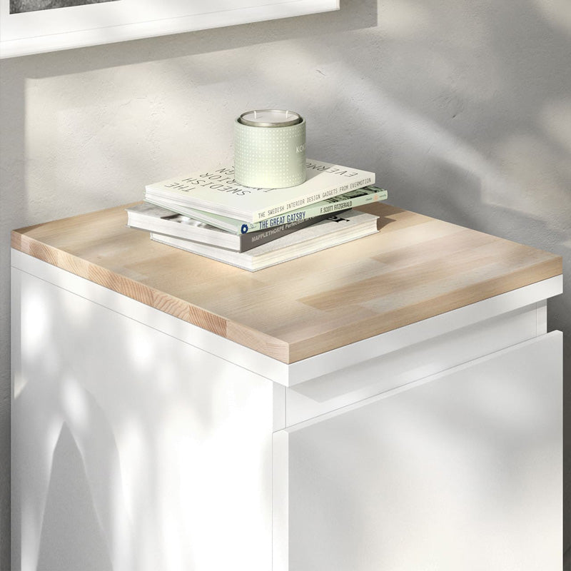 Ikea Malm Nachttisch im Schlafzimmer mit Deckplatte aus Holz