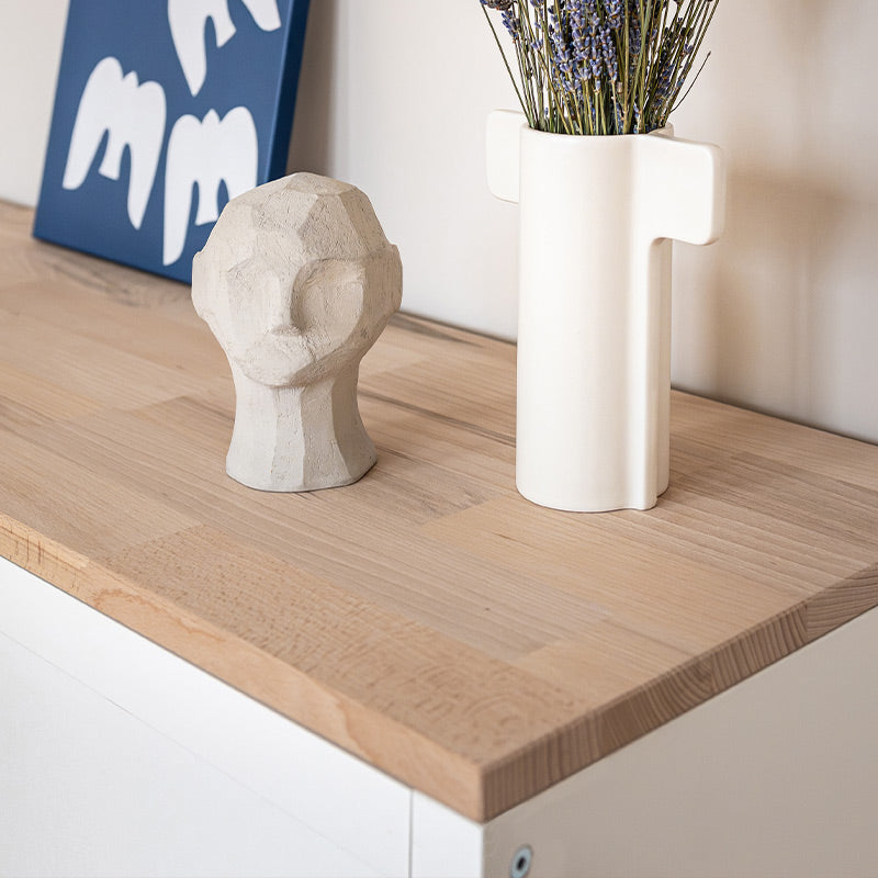 Nahaufnahme - Kallax Holzplatte, die sich auf einem 3er Regal befindet