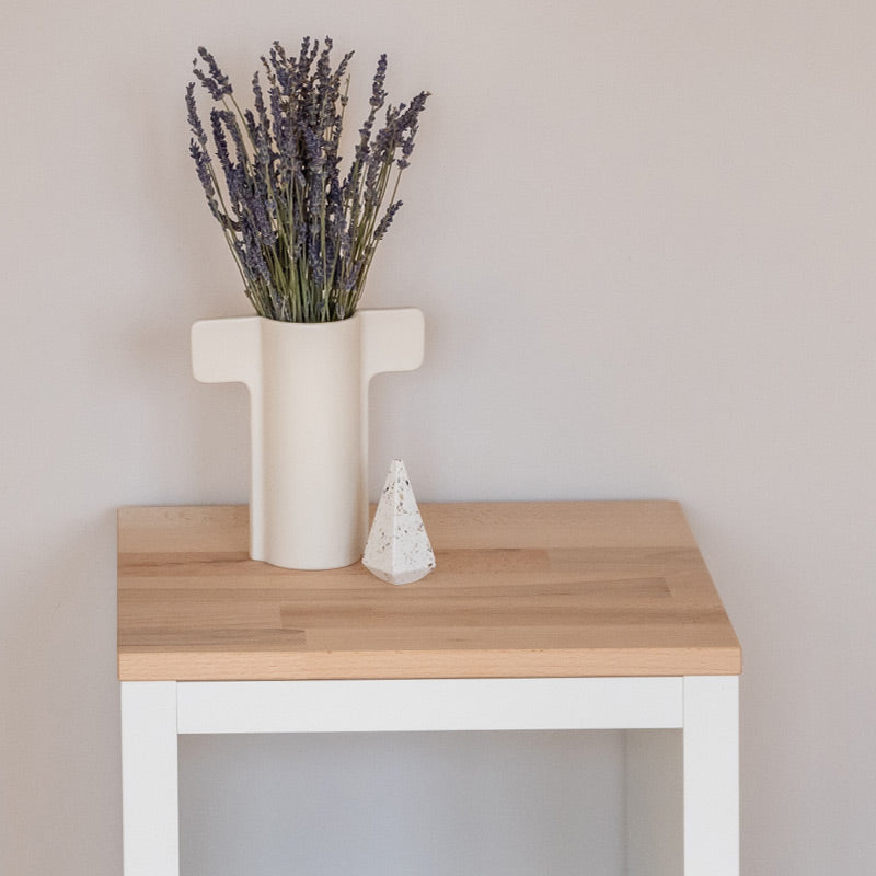 Blumenvase mit Lavendel auf der Holzplatte für das kleine Kallax Regal
