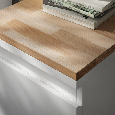 Detail einer Holzplatte für Ikea Malm Nachttisch im Schlafzimmer